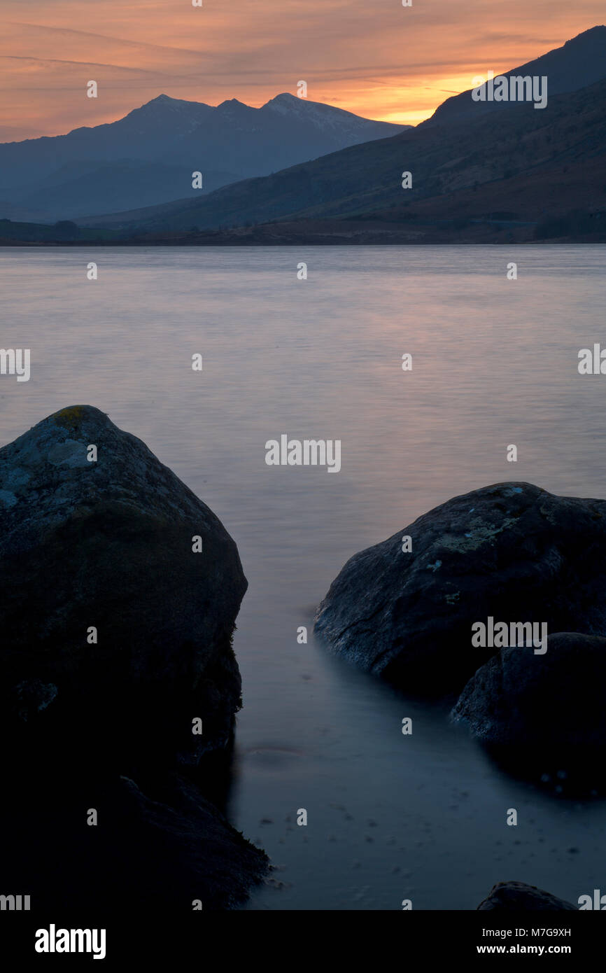 Llyn Mymbyr e Snowdon al tramonto, Snowdonia, Galles Foto Stock