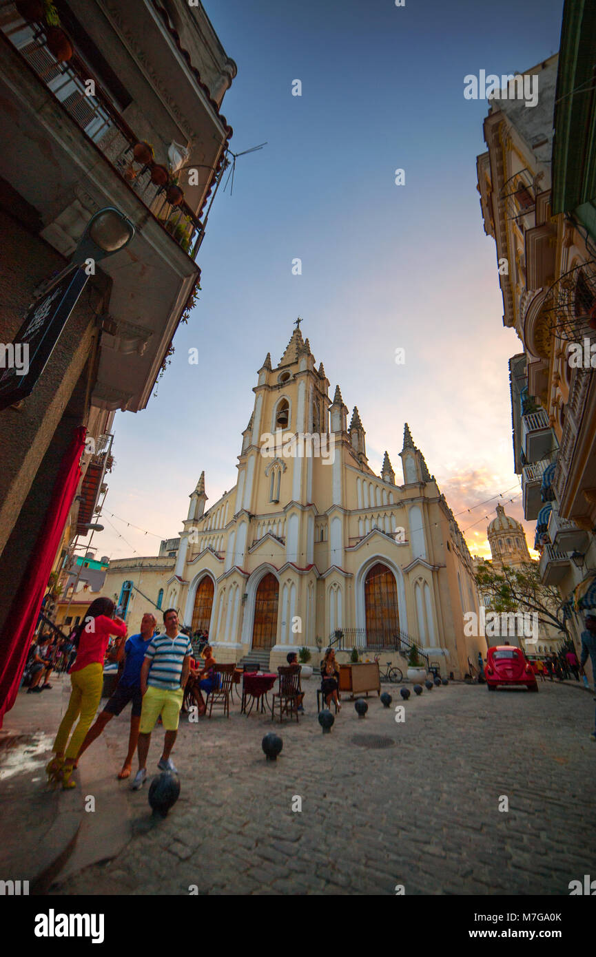 I turisti e i locali al di fuori di una storica chiesa barocca nel centro di Avana, Cuba Foto Stock