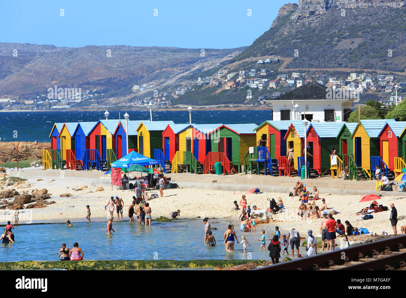 Pittoresca spiaggia di capanne dal piccolo al riparo St James Beach, vicino Kalk Bay su False Bay, sulla Penisola del Capo, nei pressi di Città del Capo, Sud Africa Foto Stock