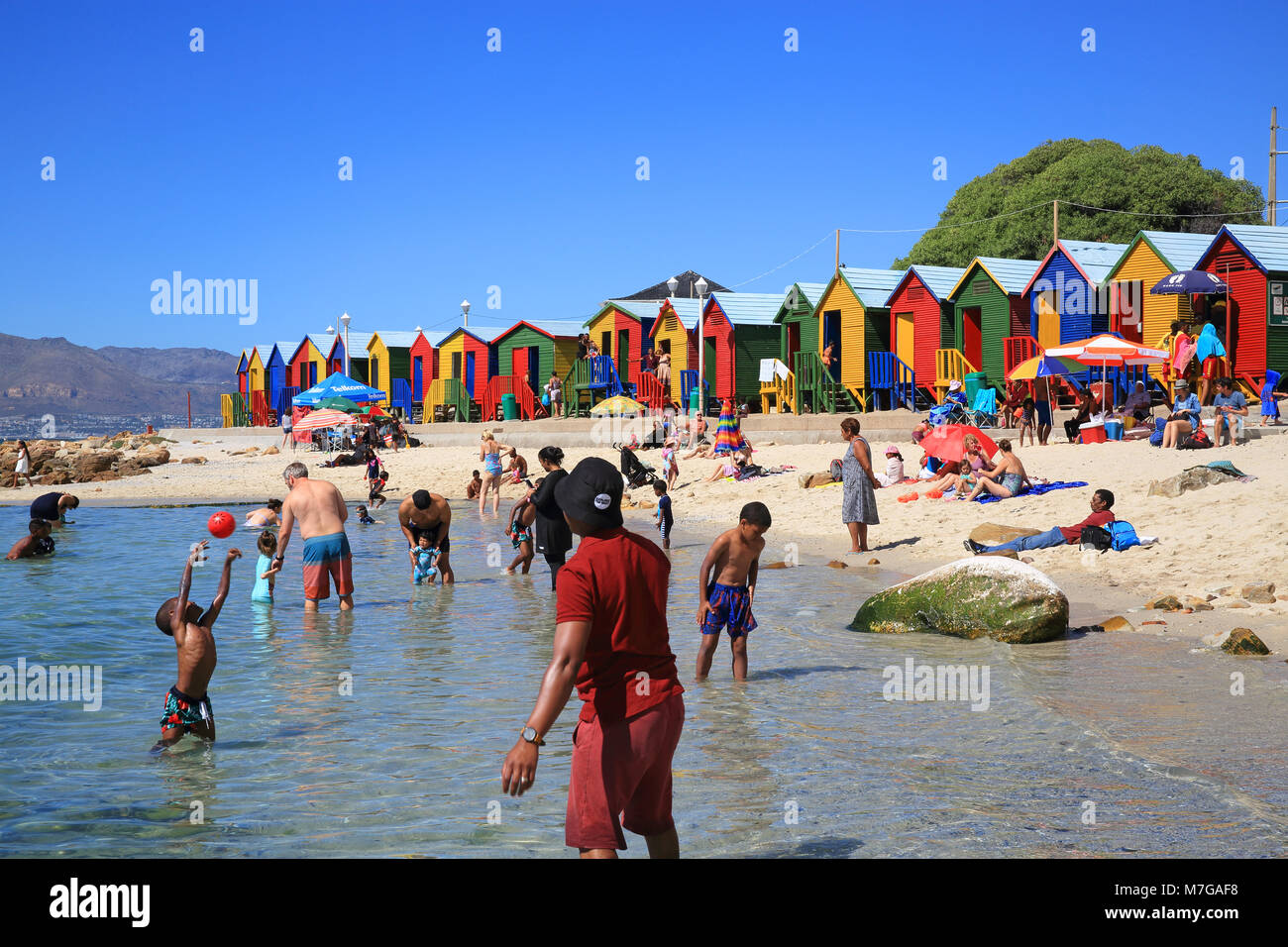 Il piccolo riparo St James Beach, vicino Kalk Bay su False Bay, sulla Penisola del Capo, nei pressi di Città del Capo, Sud Africa Foto Stock