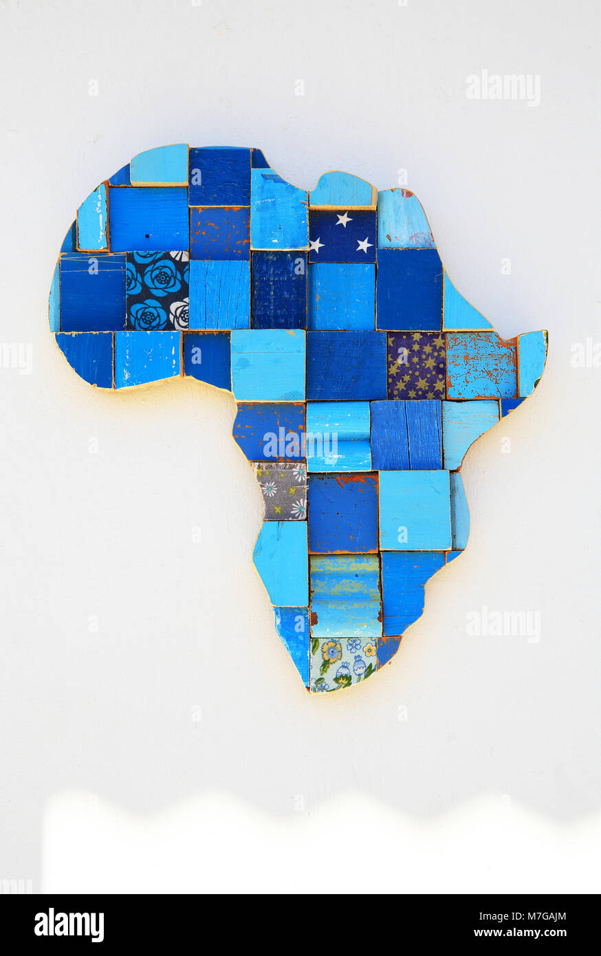 Mappa creativa dell'Africa al di fuori di un negozio indipendente in Kalk Bay Village Square, Kalk Bay, un sobborgo di Città del Capo, su False Bay, in Sud Africa Foto Stock