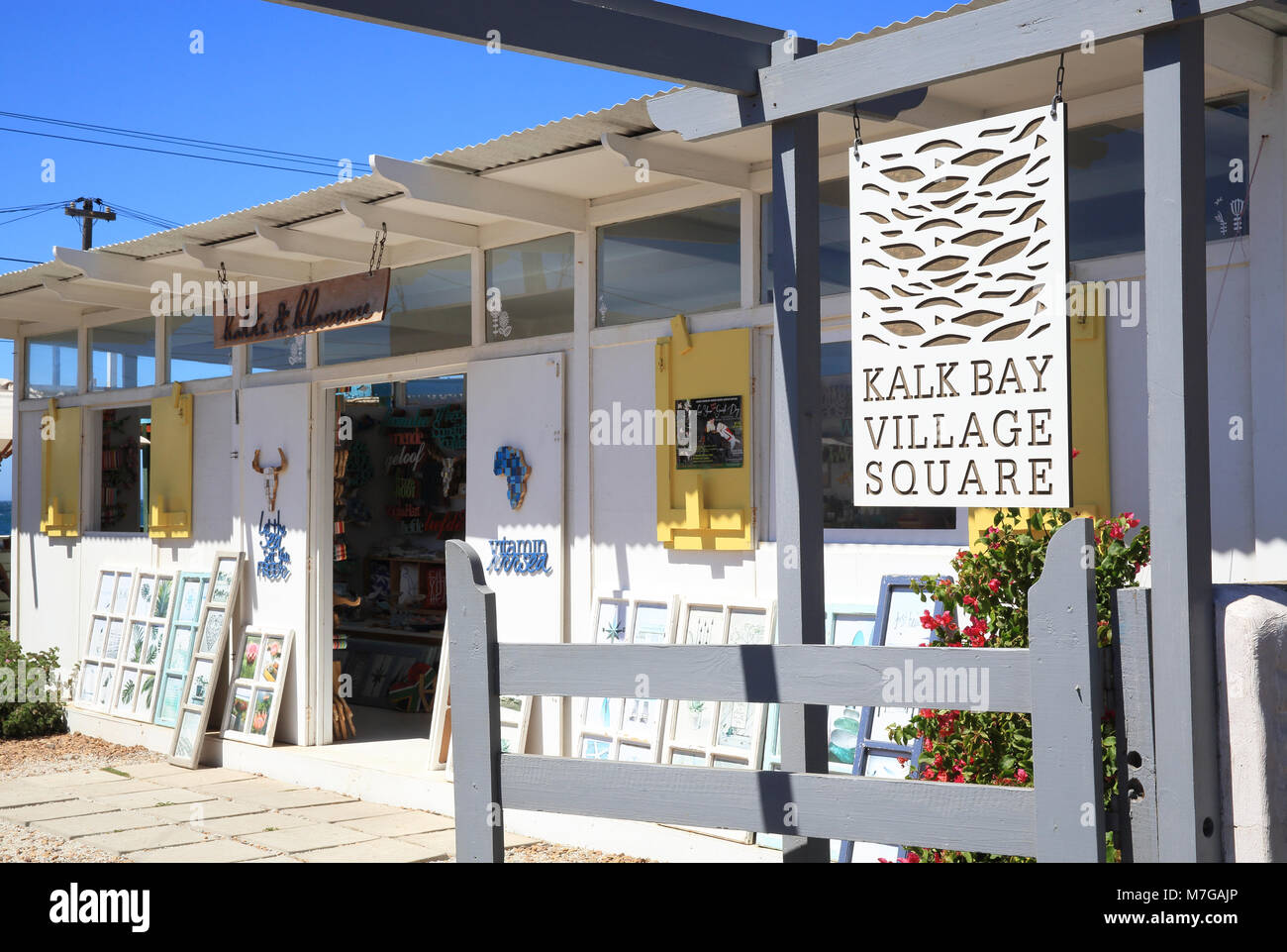 Negozio indipendente nella graziosa Kalk Bay Village Square, Kalk Bay, un sobborgo di Città del Capo, su False Bay, in Sud Africa Foto Stock