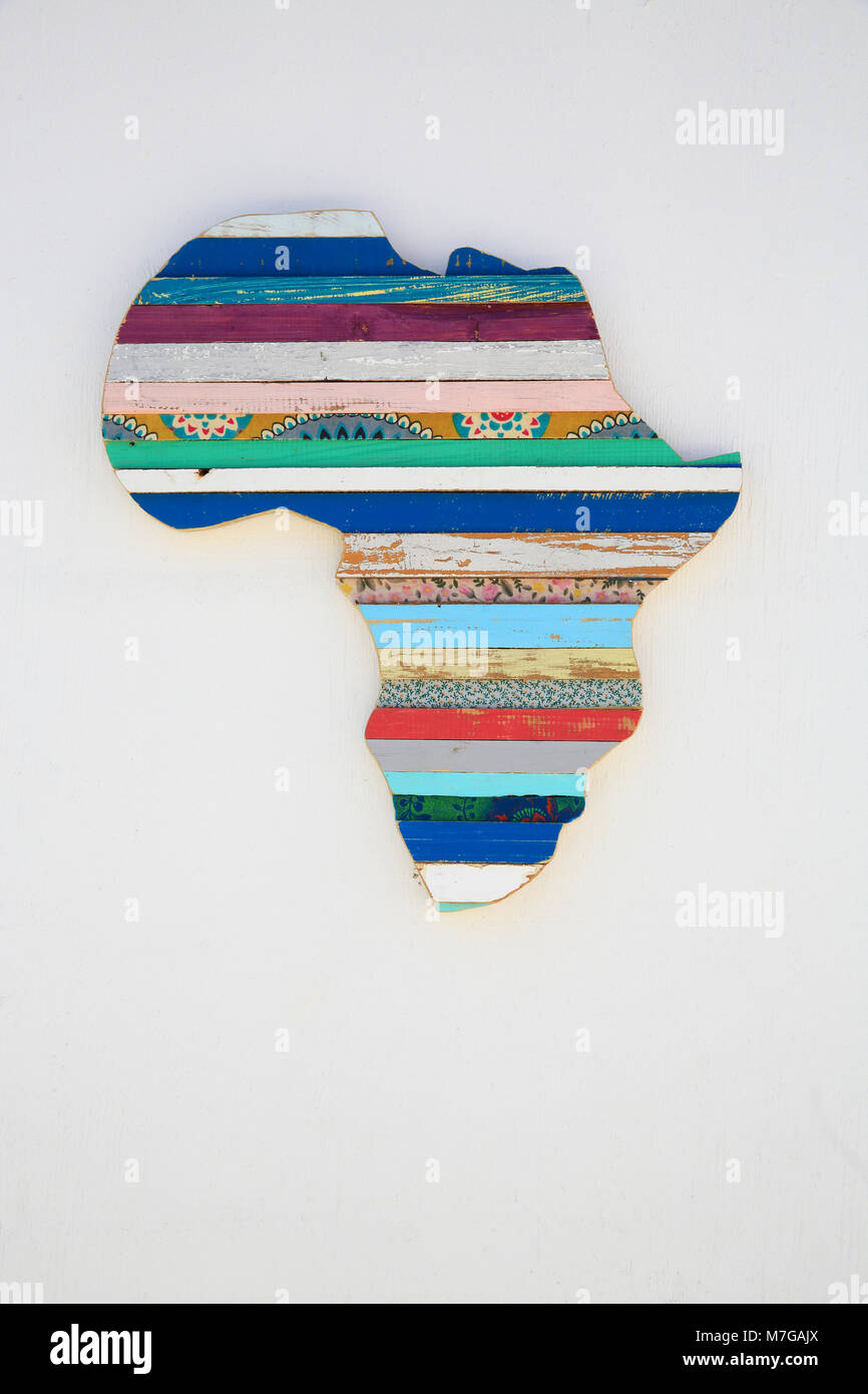 Mappa creativa dell'Africa al di fuori di un negozio indipendente in Kalk Bay Village Square, Kalk Bay, un sobborgo di Città del Capo, su False Bay, in Sud Africa Foto Stock