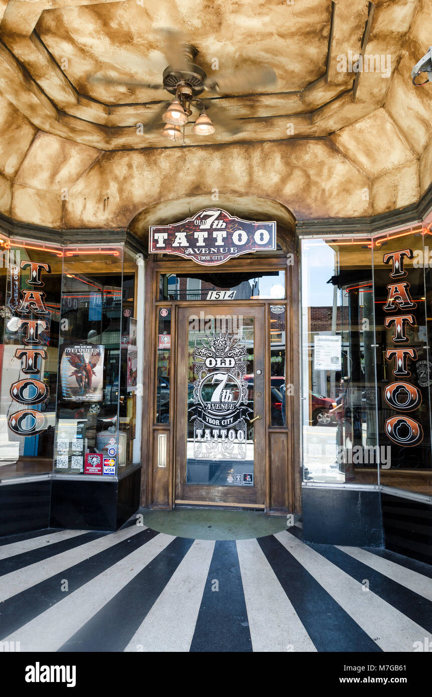 Negozio di fronte tattoo shop, Ybor City, Florida Foto Stock