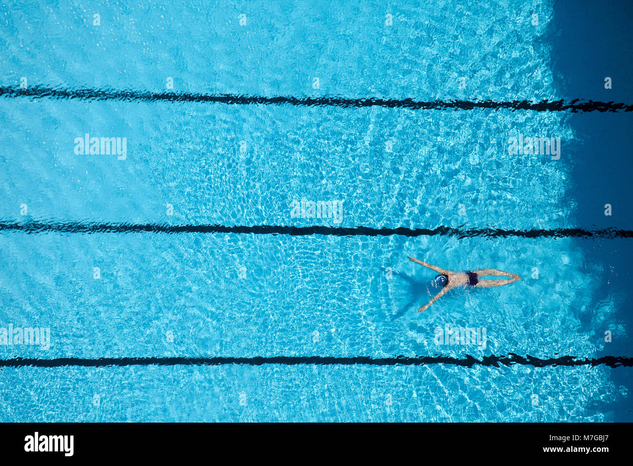 Una veduta aerea di una donna di nuoto in piscina a Guangzhou, Cina. Foto Stock