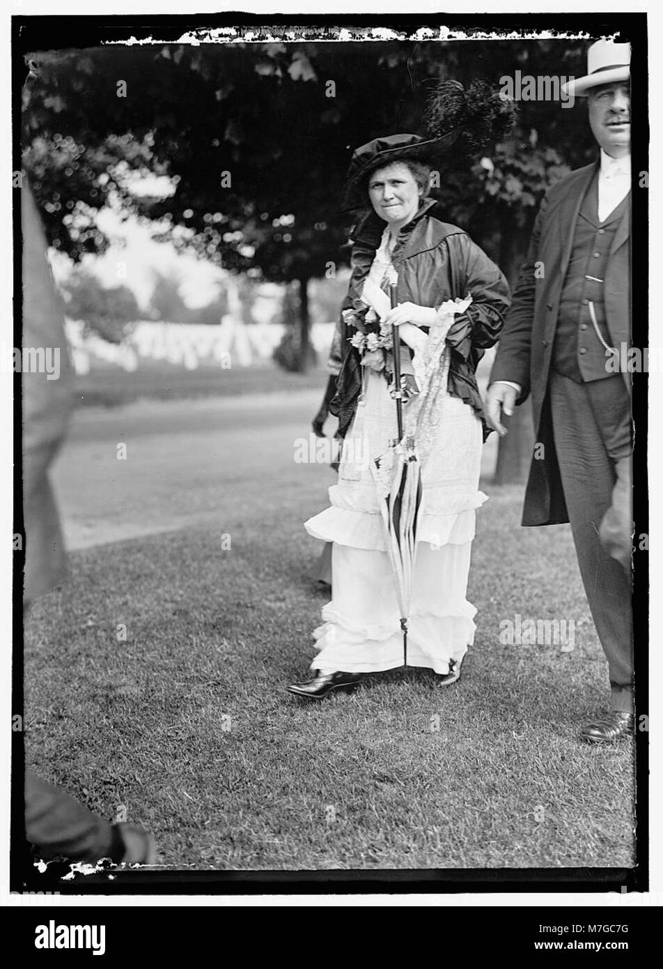 Daisy McLaurin Stevens, presidente delle United Daughters of the Confederacy, tiene un discorso al Confederate Monument presso il cimitero nazionale di Arlington, un luogo significativo per la storia e la memoria della guerra civile. Foto Stock