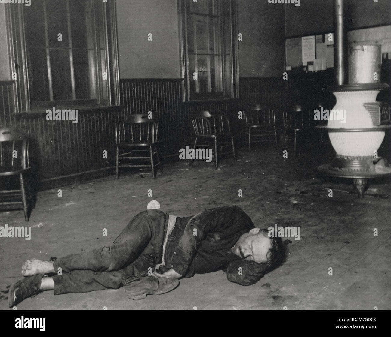 Una fotografia di Jacob Riis che mostra i residenti di una stazione di polizia, illustrando le condizioni di vita del tempo, probabilmente all'inizio del XX secolo a New York. Foto Stock
