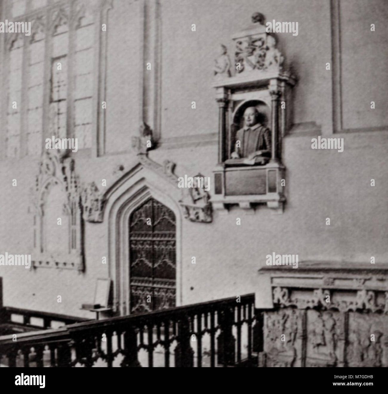 Una fotografia interna della Holy Trinity Church a Stratford-upon-Avon, scattata da Henry Peach Robinson. La chiesa è nota per il suo significato storico e letterario come luogo di sepoltura di William Shakespeare. Foto Stock