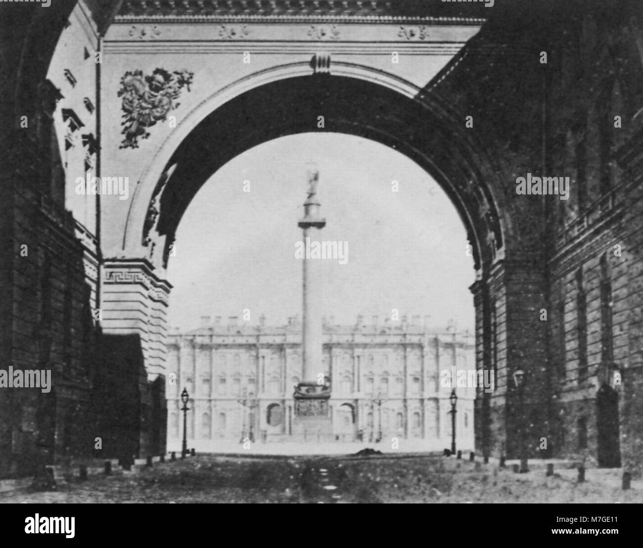 Una fotografia di un fotografo russo, raffigurante l'arco del General staff Building, che mostra la sua architettura storica e il suo significato culturale. Foto Stock