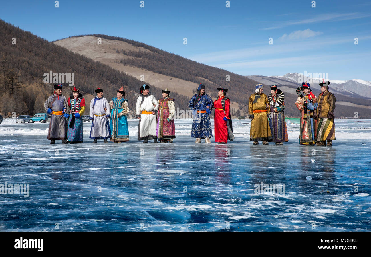 Hatgal, Mongolia, 4 Marzo 2018: popolo mongolo vestito in abiti tradizionali su un lago ghiacciato Khuvsgul Foto Stock