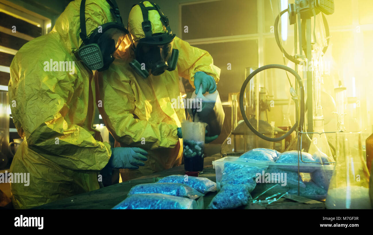In metropolitana farmaco due laboratori chimici clandestino mix prodotti chimici durante la cottura di sostanze stupefacenti. Essi utilizzano barattoli e bicchieri, composti tossici Foto Stock
