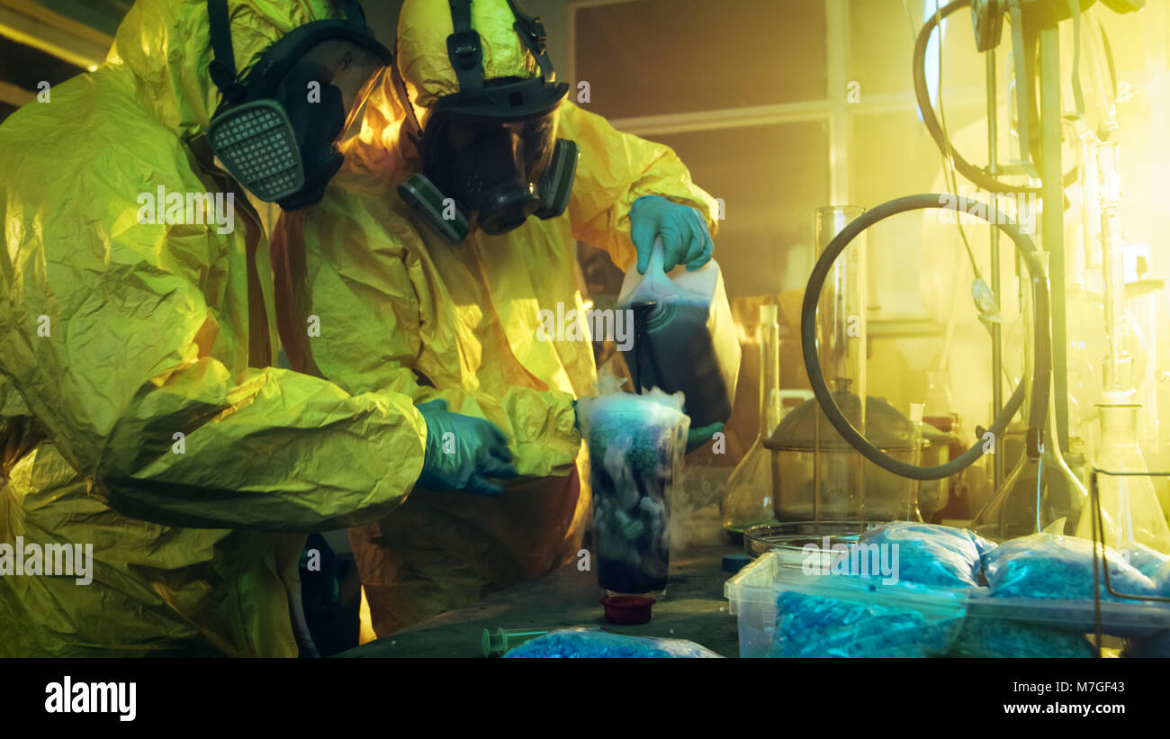 In metropolitana farmaco due laboratori chimici clandestino mix prodotti chimici durante la cottura di sostanze stupefacenti. Essi utilizzano barattoli e bicchieri, composti tossici Foto Stock