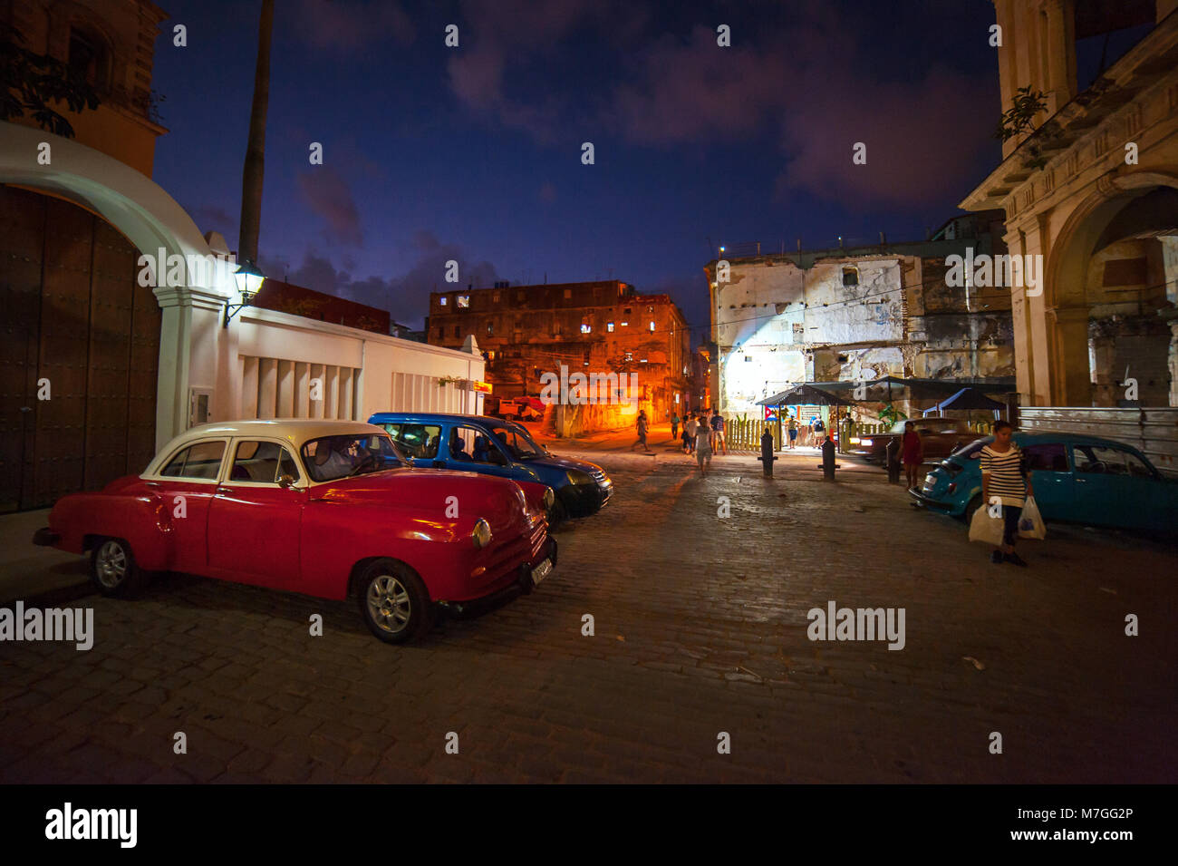 Classic Cars di notte in una piazza nella Vecchia Havana, Cuba Foto Stock