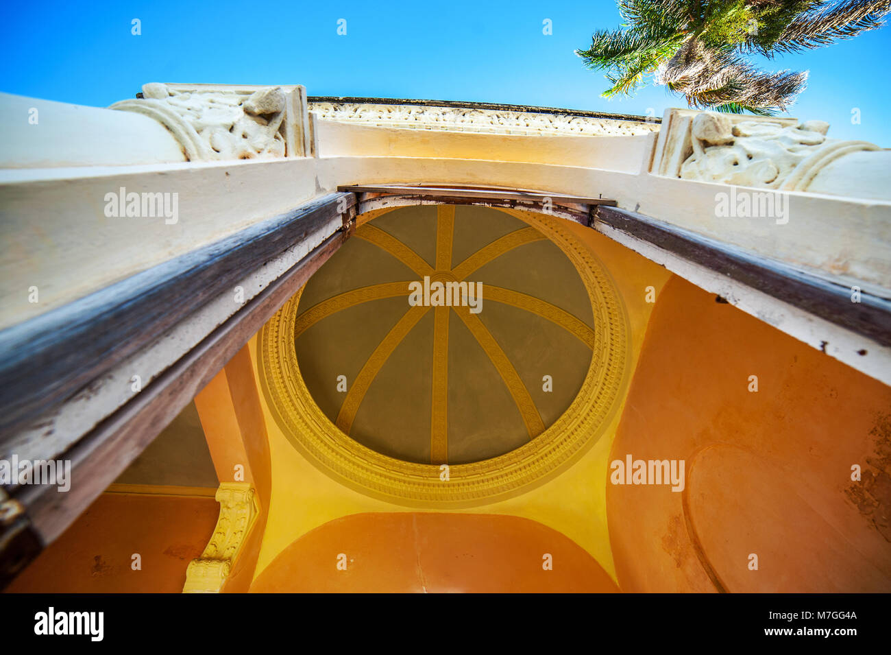 Cupola di un mausoleo storico presso il Cimitero di Colón a l'Avana, Cuba Foto Stock