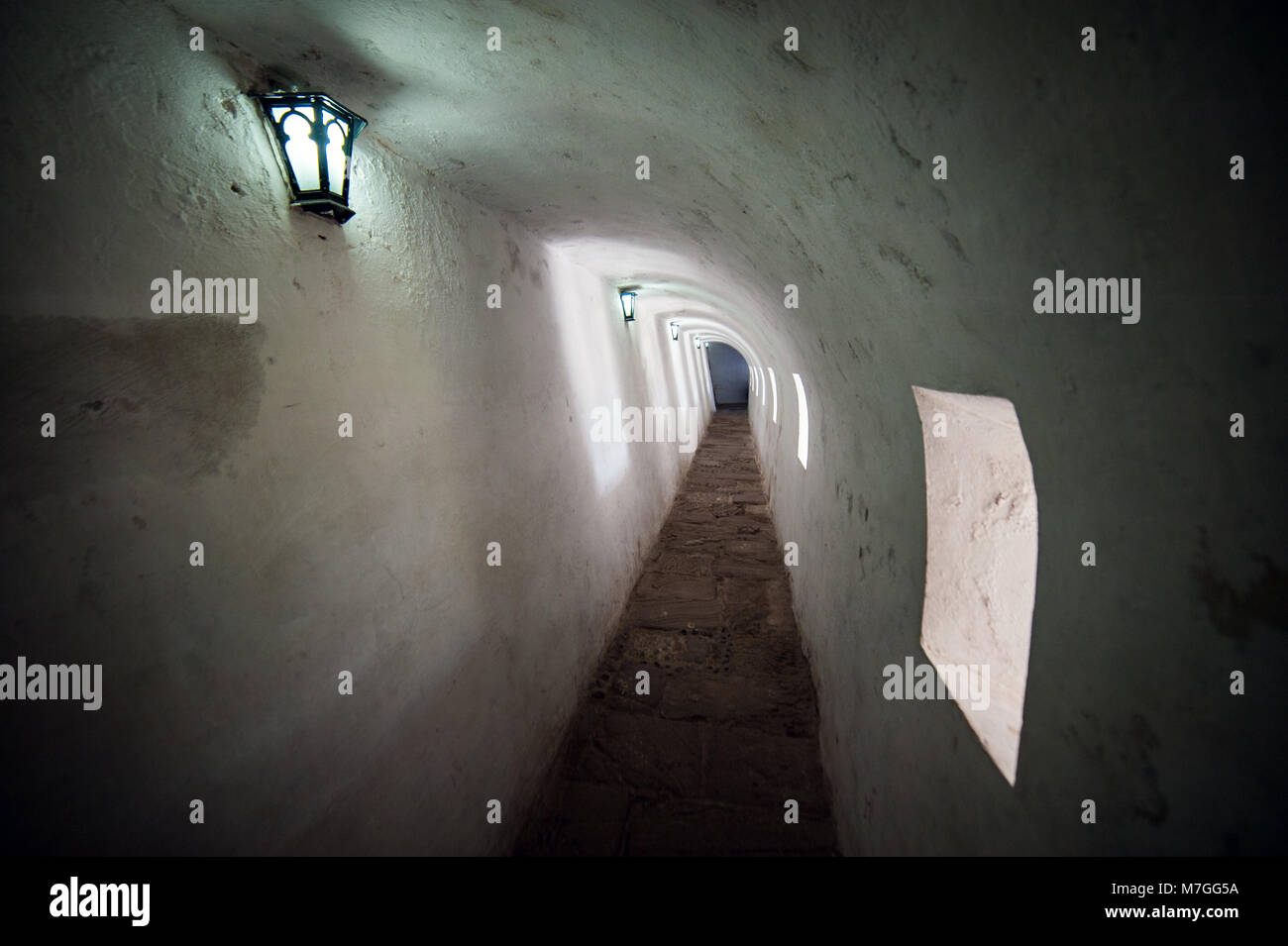 Uno stretto sentiero all'ingresso del El Morro fortezza a l'Avana, Cuba Foto Stock