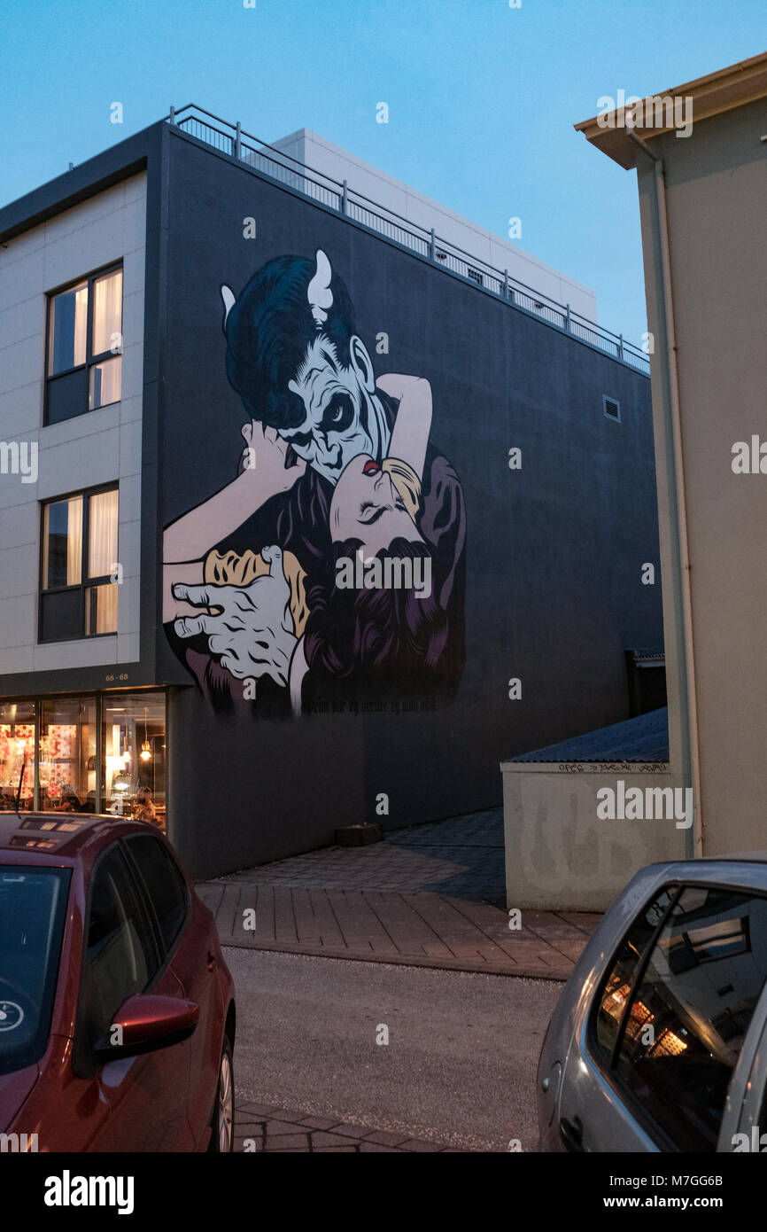 Graffiti per le strade di Reykjavik, la città capitale di Islanda in inverno Foto Stock