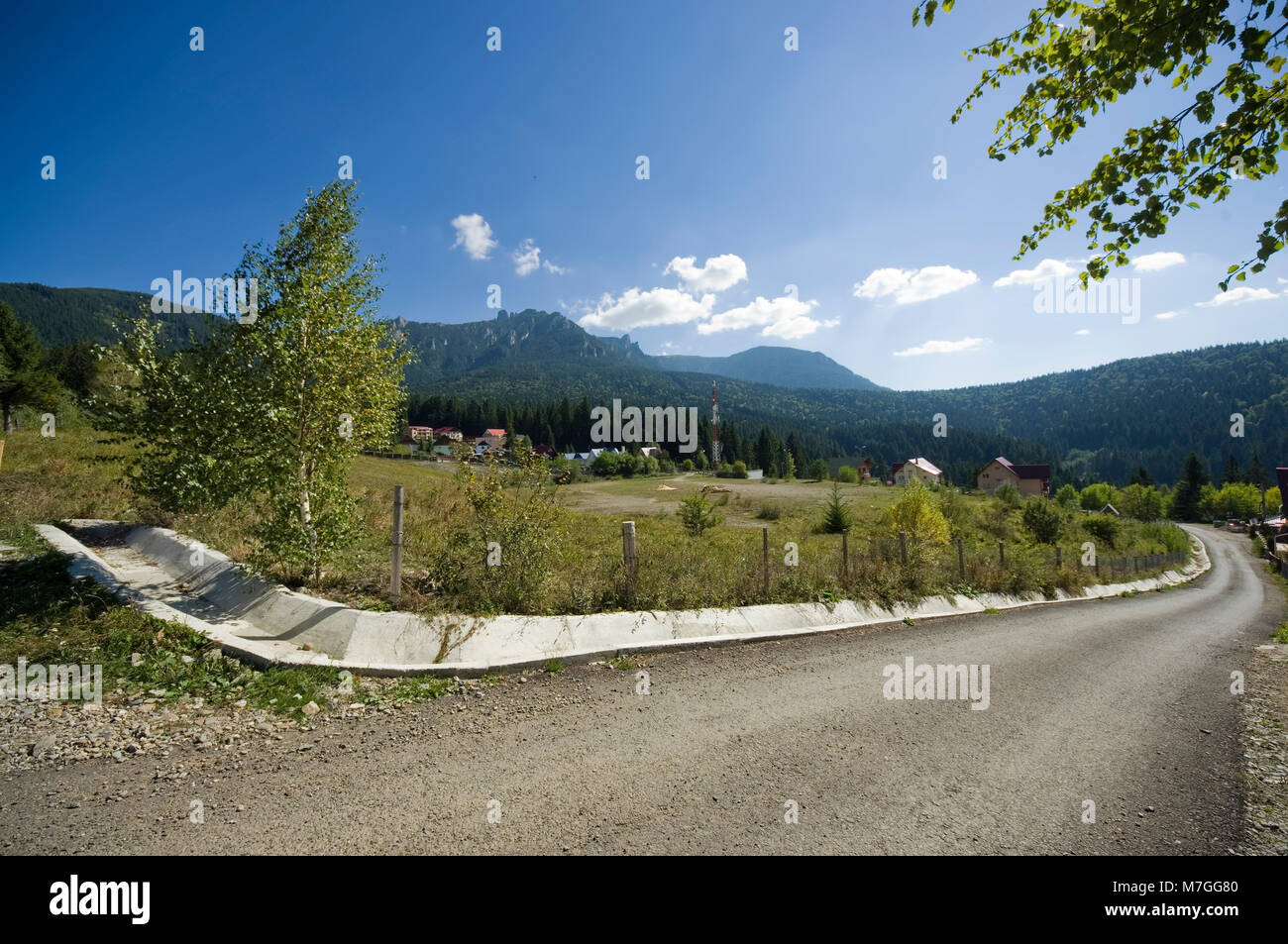 Strada e paesaggio di montagna, Durau. Carpazi romeni Foto Stock