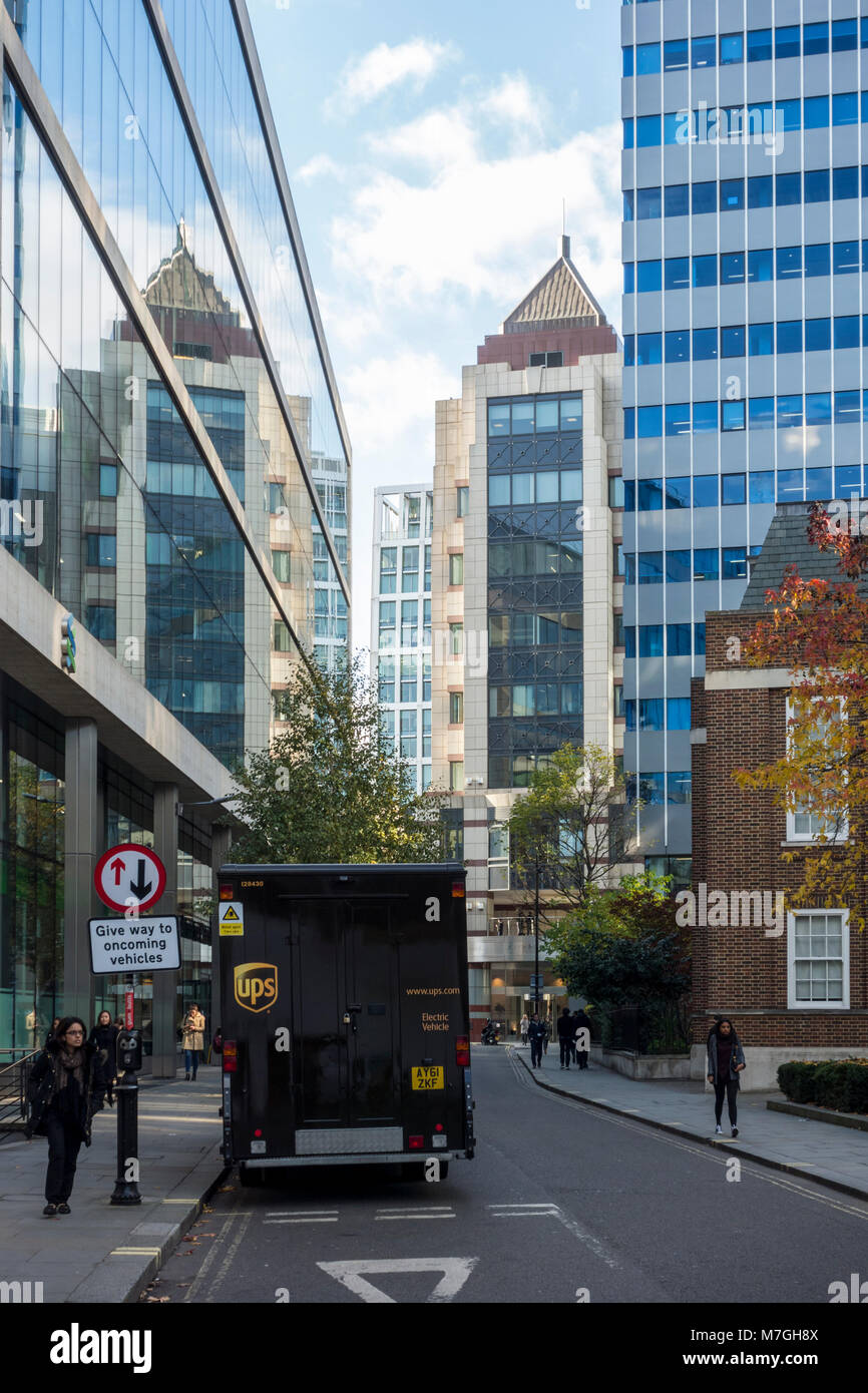 Vista delle alte torri su Basinghall Avenue, Città di Londra, Regno Unito Foto Stock