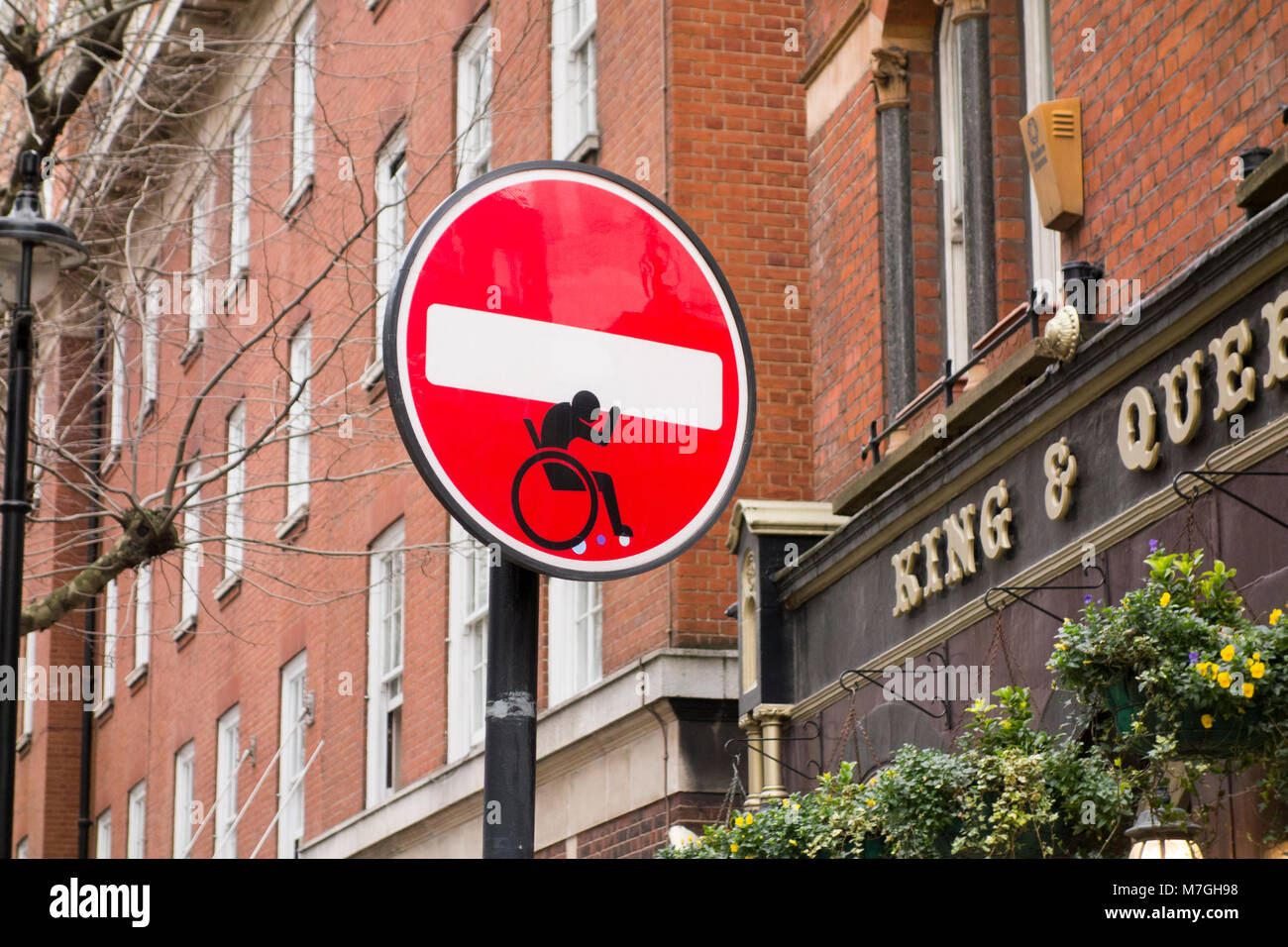 Clet Abraham cartello stradale street art graffiti di persona su sedia a  rotelle su nessuna voce segno, London, Regno Unito Foto stock - Alamy