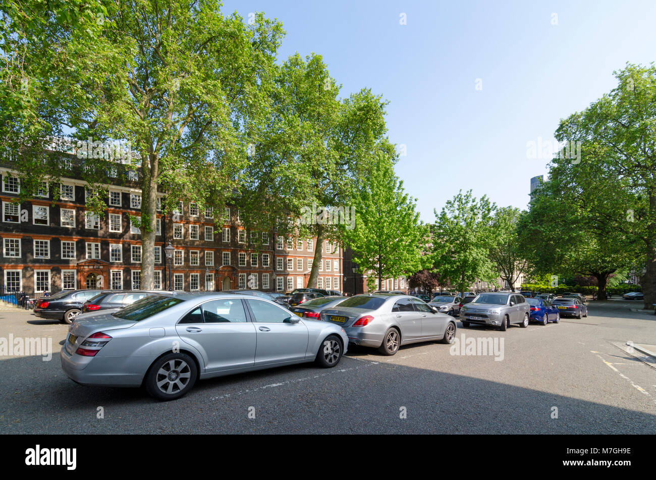 Macchine parcheggiate infront di edifici sul re della panchina a piedi, tempio interno, città di Londra, Regno Unito Foto Stock