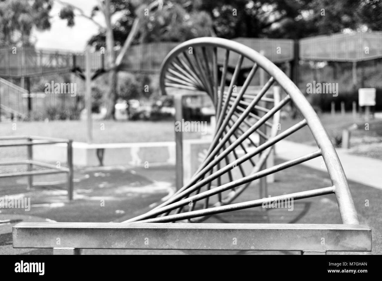 Parco giochi per bambini area con abstract ruotando ruotando le barre di scimmia, Apex Park, Riverway Drive, Condon QLD, Australia Foto Stock