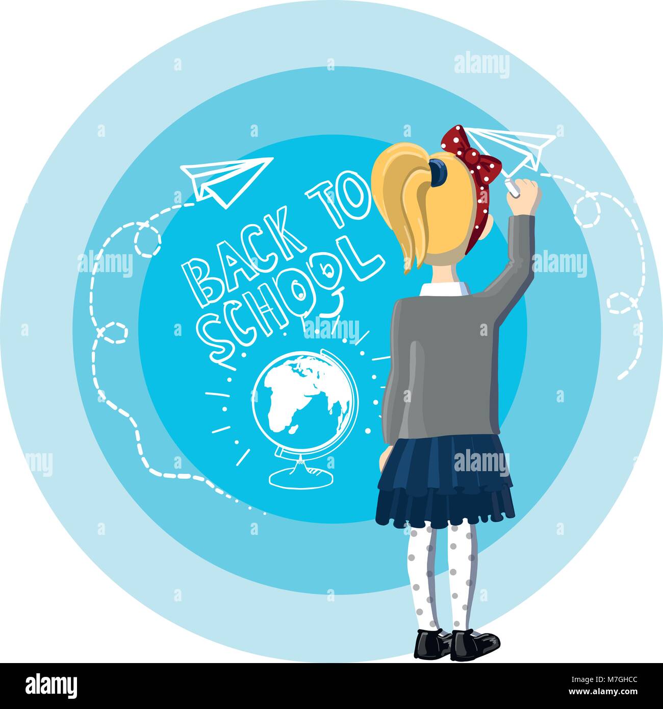 Piccola ragazza bionda stand capelli vicino a sfondo blu, estraibile e scrivere con gesso bianco, torna a scuola, disegno aeroplano di carta e globo con gesso su una lavagna Illustrazione Vettoriale