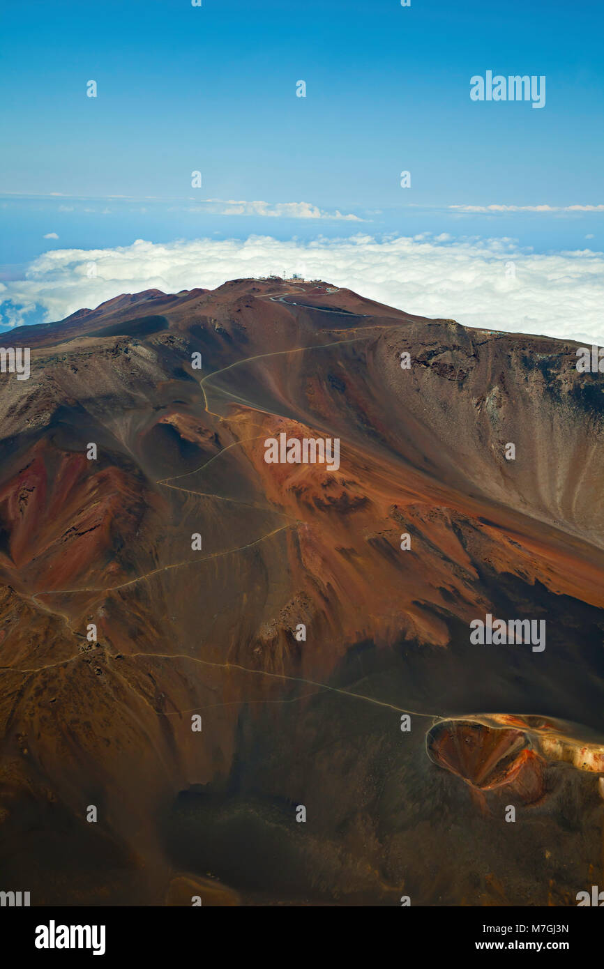 Una veduta aerea attraverso sabbie di scorrimento Trail e Cratere Haleakala per la Città della Scienza in occasione del vertice di Haleakala National Park, Maui vulcano dormiente, Hawai Foto Stock