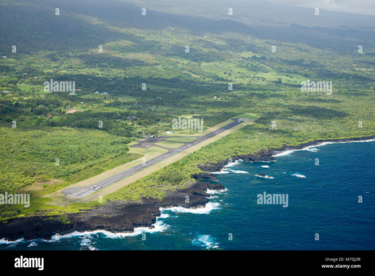 Una veduta aerea di Hana aeroporto accanto all'Oceano Pacifico sulla sponda est dell'isola di Maui, Hawaii. Foto Stock