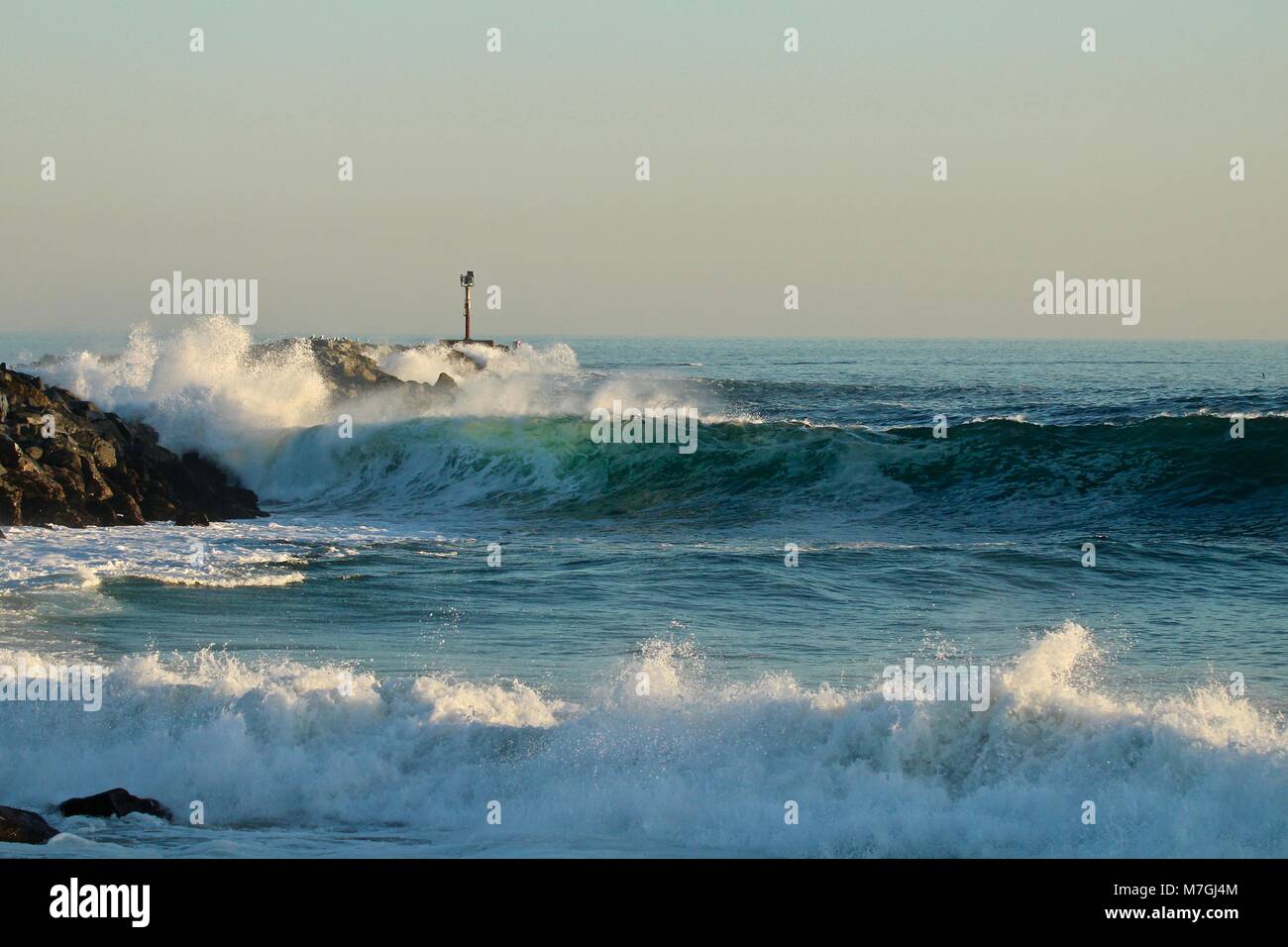 Onde che si infrangono a cuneo in Newport Beach California Foto Stock