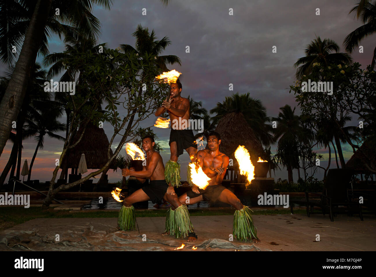 Sunset fire ballerini al Westin Denarau Island Resort and Spa, Fiji. Foto Stock