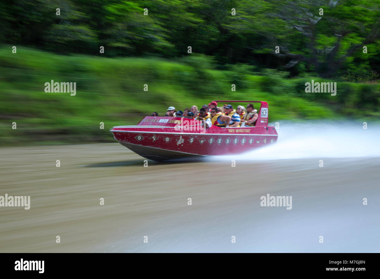 Il Sigatoka River Safari è Fiji getto originale-safari in barca. Un eco/avventura culturale nel cuore e anima di Figi, a bordo personalizzata a getto di safari Foto Stock