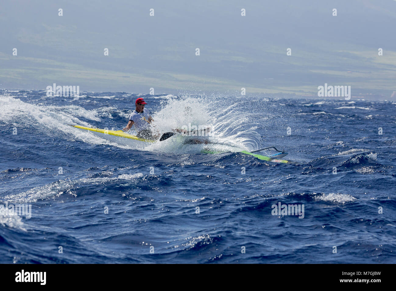 I due uomini di paddle squadra di Marco Shimer e recare Keahi (entrambi MR) in Maui Canoa e Kayak Club's 2014 a Maui Molokai gara da DT Fleming Beach a Foto Stock