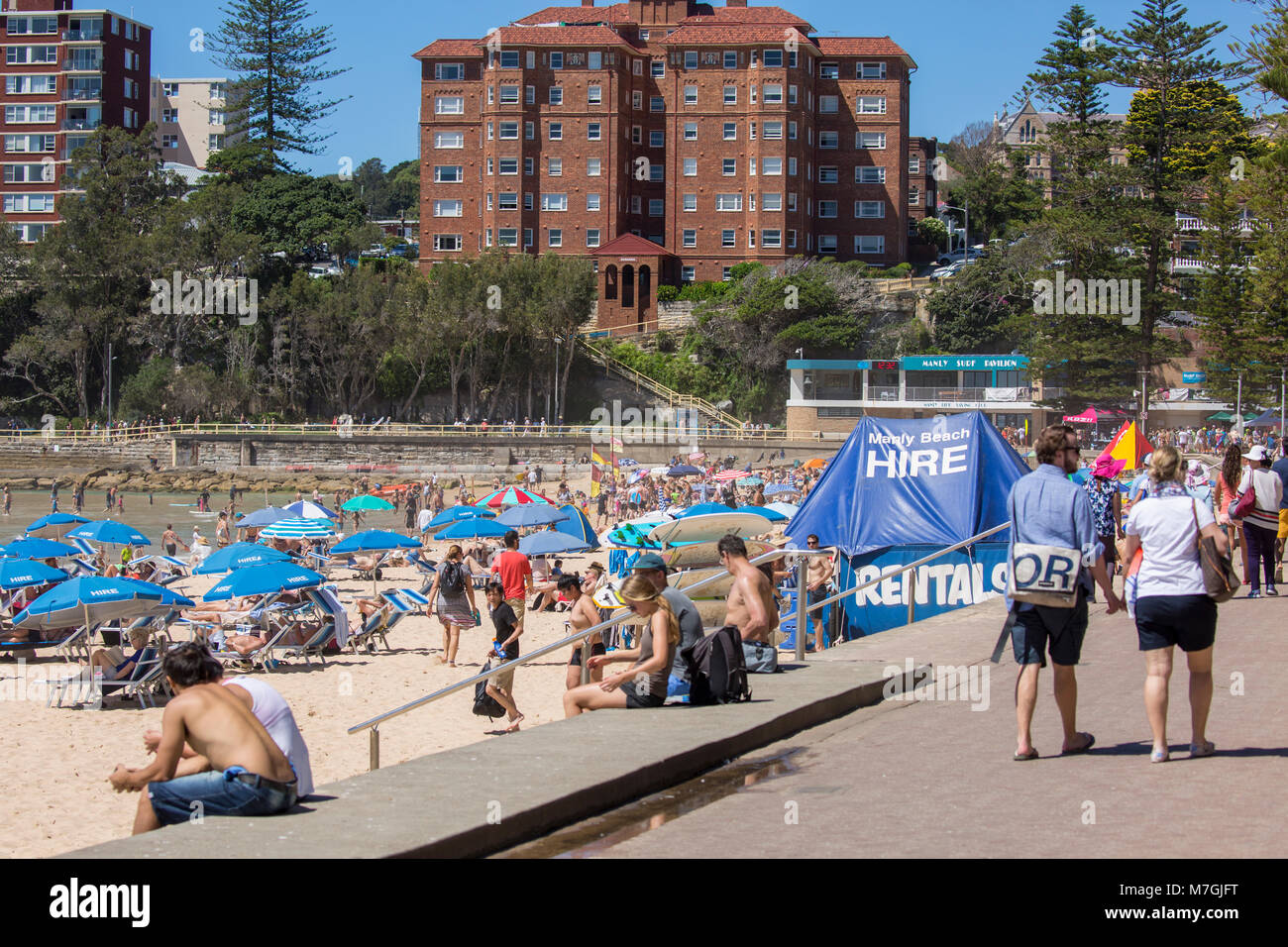 Giornata affollata a Manly Beach a nord di Sydney, Australia Foto Stock