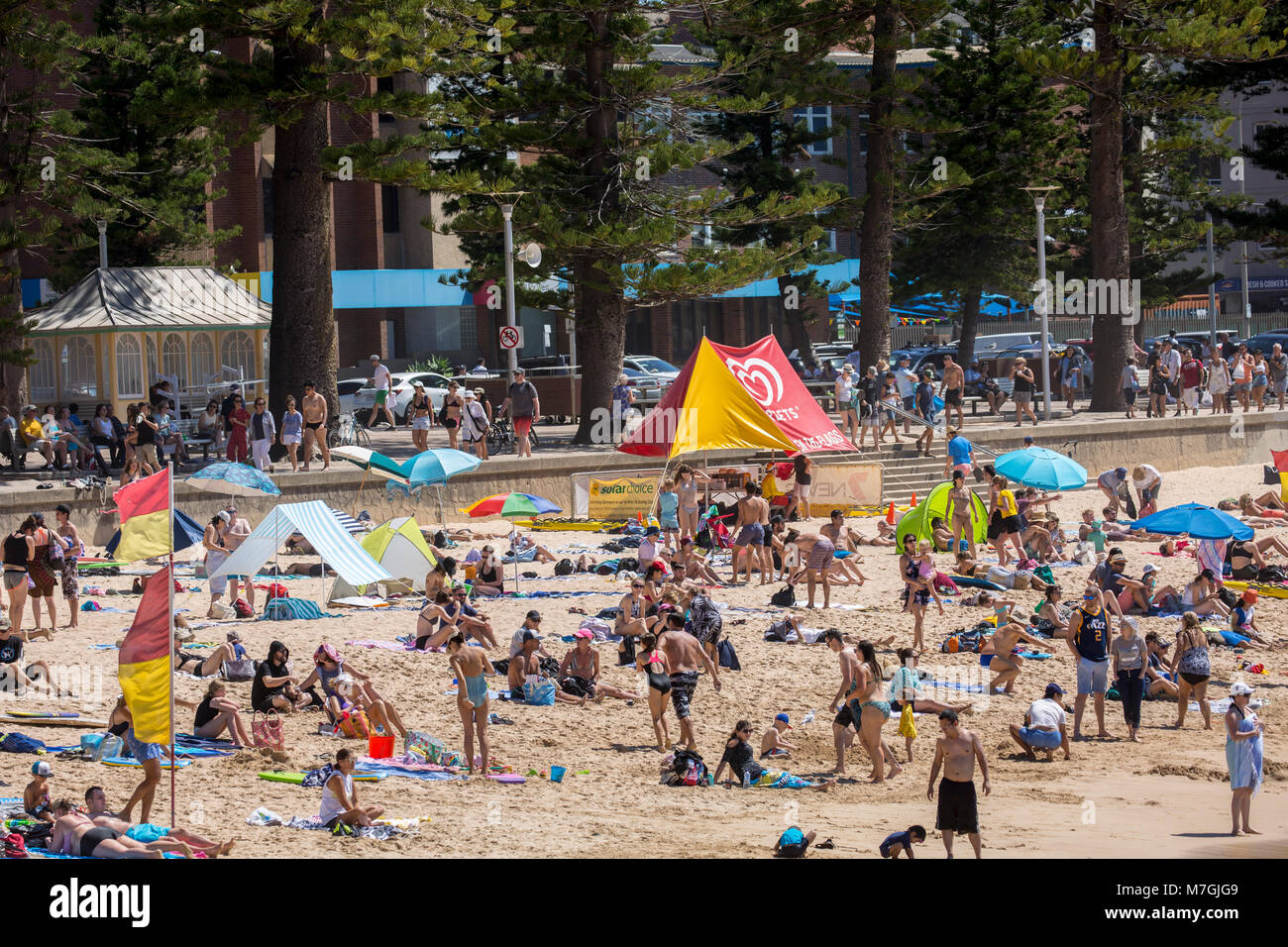 Affollata giornata autunnale sulla spiaggia di Manly a Sydney, Australia Foto Stock