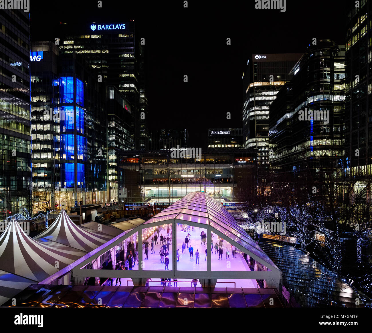 Una vista sul Canada Square pista di pattinaggio su ghiaccio durante l'Inverno Festival delle Luci a Canary Wharf a Londra Regno Unito 2018 Foto Stock