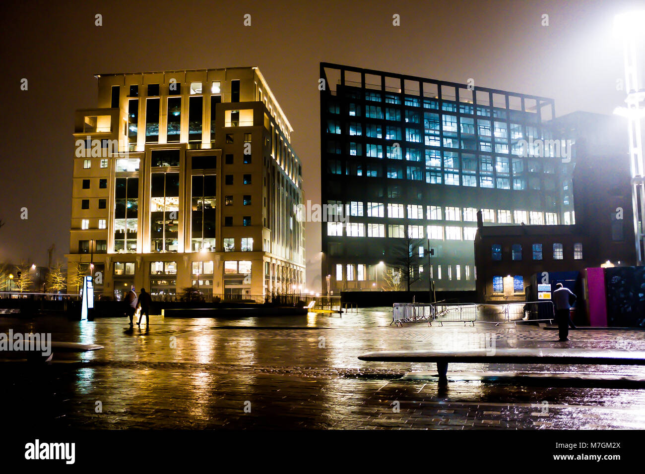 Edifici moderni illuminata di notte a Kings Cross St Pancras in London REGNO UNITO Foto Stock