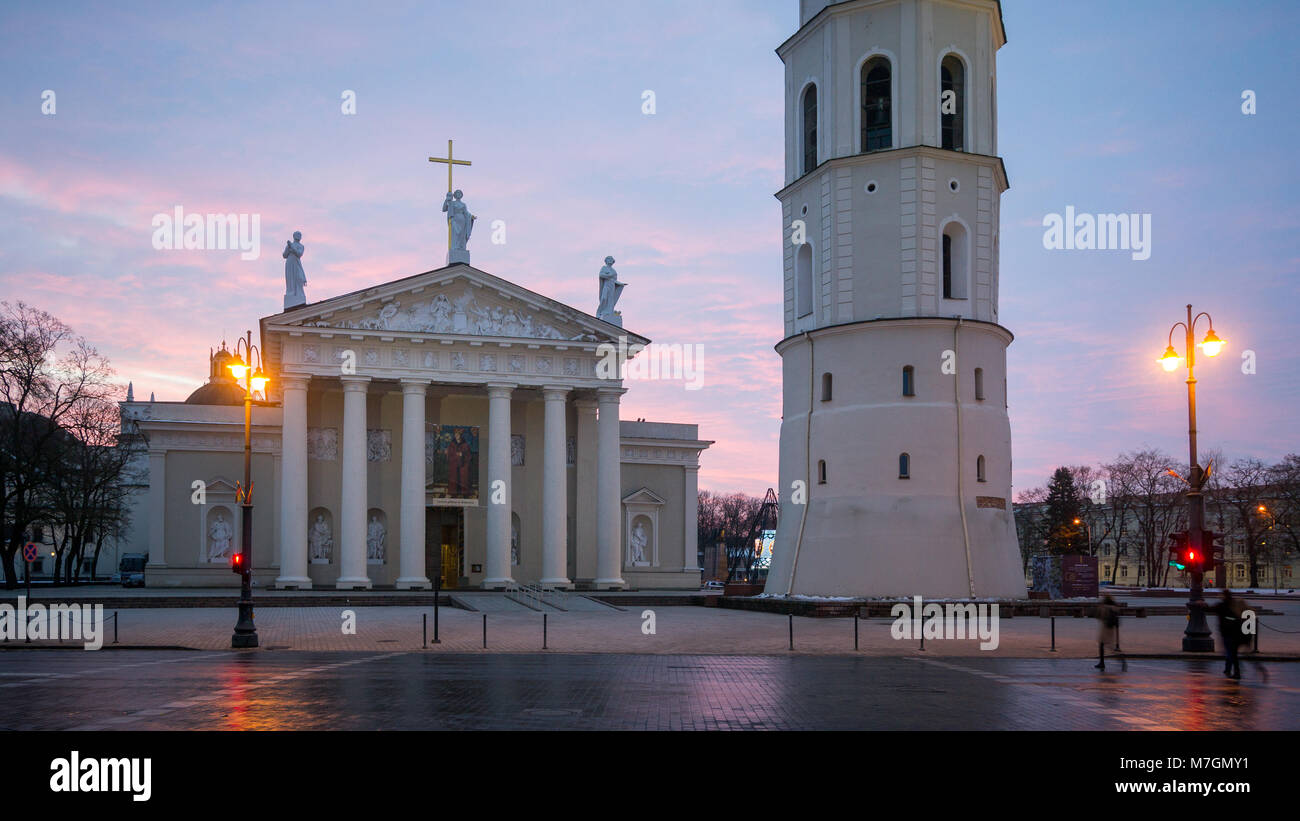 Vilnius - Lituania. La Cattedrale alla prima luce di mattina Foto Stock