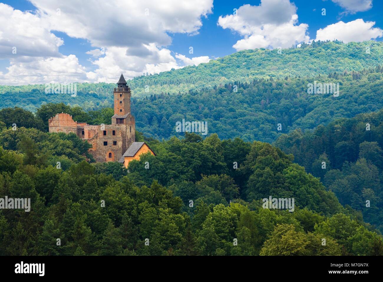 Rovine del medievale castello di Grodno situato sulla cima della collina alta coperte da foreste contro il cielo nuvoloso Zagorze Slaskie, Polonia Foto Stock