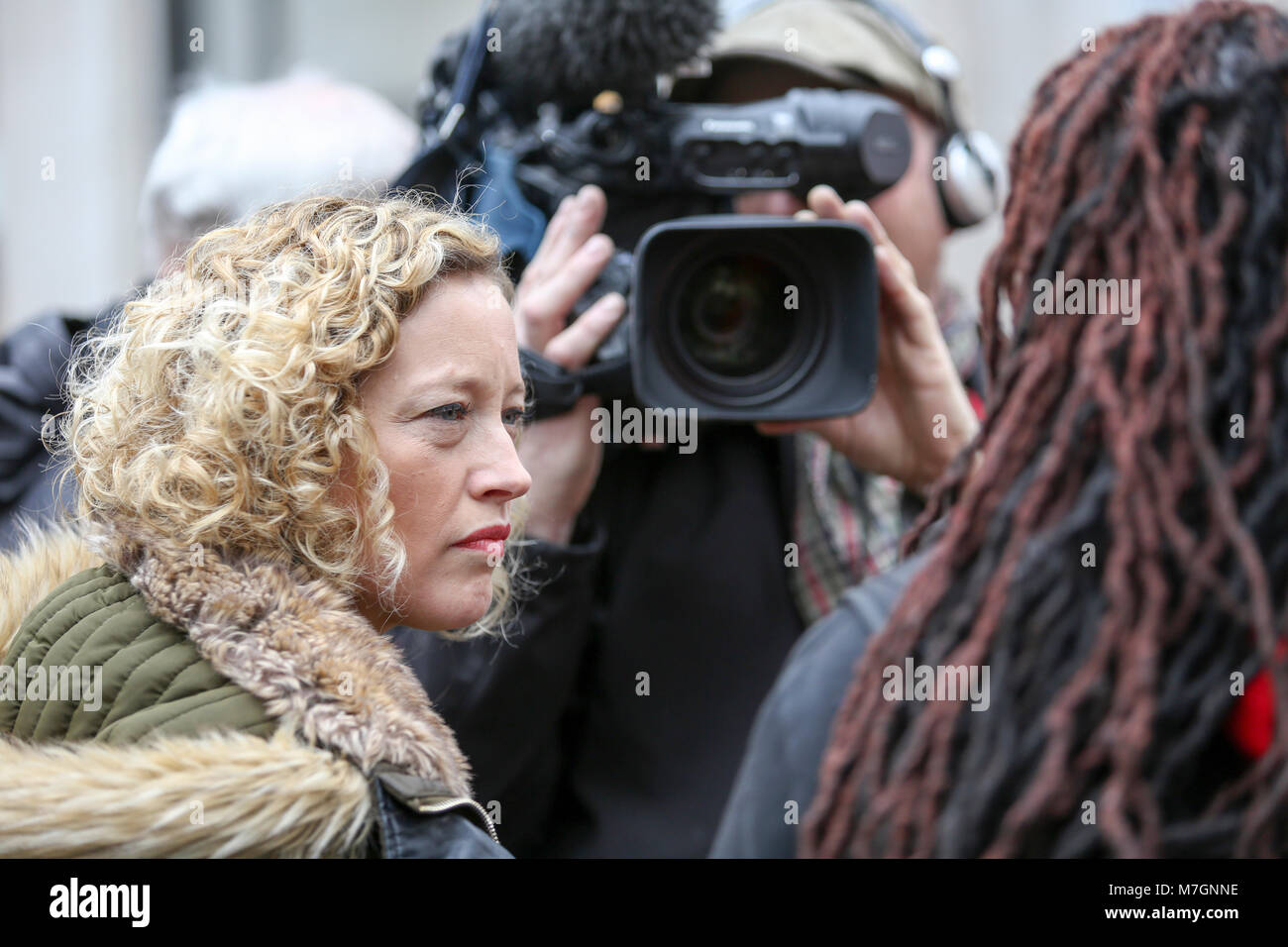 Cathy Newman, Channel 4 News presenter a milioni di donne luogo marzo a Londra. Foto Stock