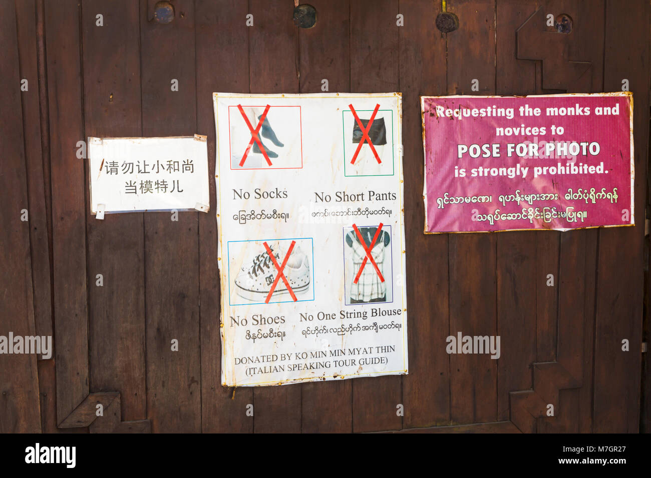 Segni a Shwe Yan Pyay legno teak monastero Shwe Yaunghwe Monastero, Nyaungshwe, Lago Inle, Myanmar (Birmania), l'Asia in febbraio Foto Stock