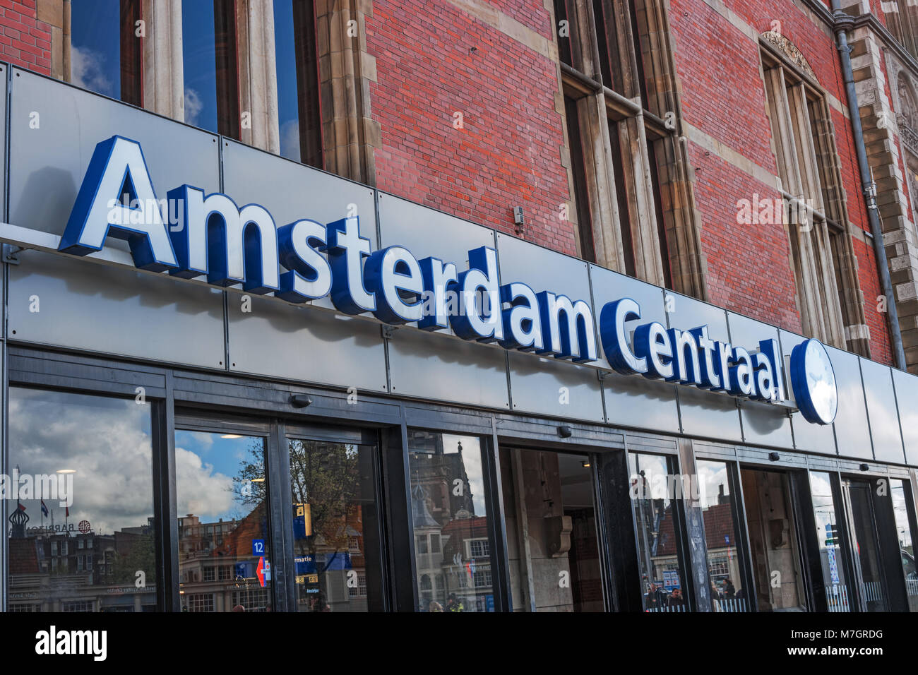 Amsterdam, Paesi Bassi, 18 Aprile 2017: ingresso per la stazione ferroviaria centrale di Amsterdam. Amsterdam Centraal Station è più grande stazione ferroviaria principale, compit Foto Stock