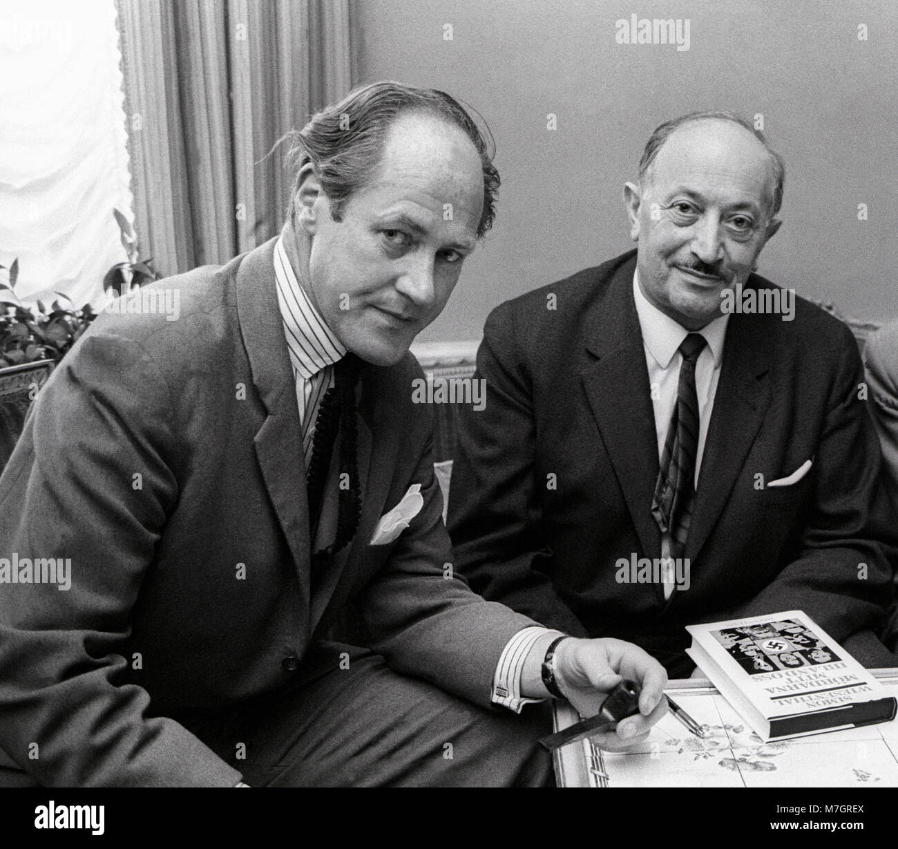 LARS ULVENSTAM giornalista svedese intervistando Simon Wiesenthal famoso nazista hunter 1967 Foto Stock