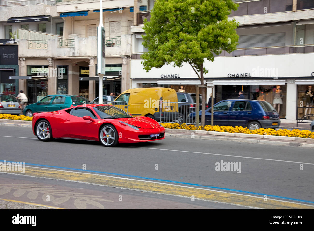 Rosso Ferrari auto sportive di Boulevard La Croisette, Cannes, Costa Azzurra, Francia del Sud, Francia, Europa Foto Stock