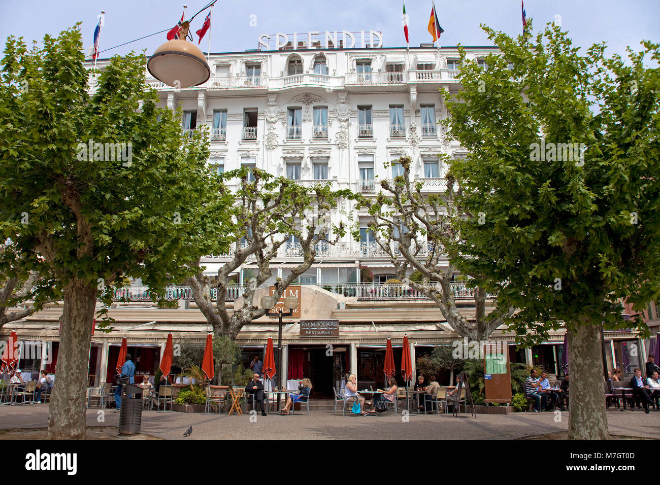 Street Cafe nell'Hotel Splendid, La Croisette, Cannes, Costa Azzurra, Francia del Sud, Francia, Europa Foto Stock