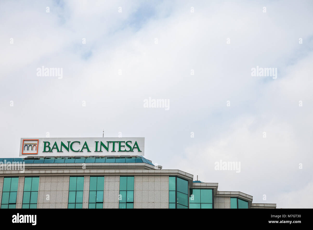 Belgrado, Serbia - Marzo 2, 2018: Banca Intesa logo sulla loro sede principale per la Serbia. Intesa SanPaolo è uno dei più grandi italiani e commerciale reta Foto Stock