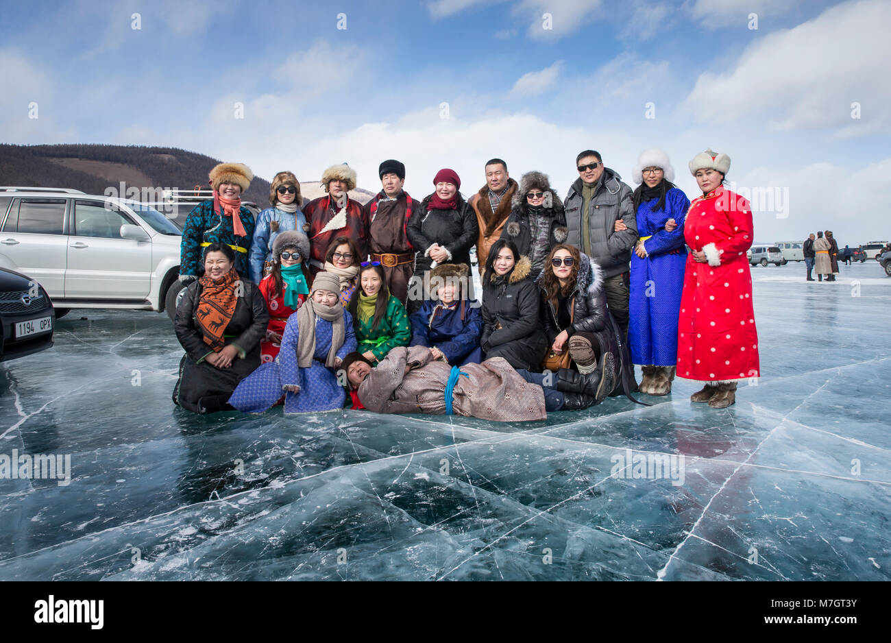 Popolo mongolo in abbigliamento tradizionale sul lago ghiacciato Khovsgol Nuur Foto Stock