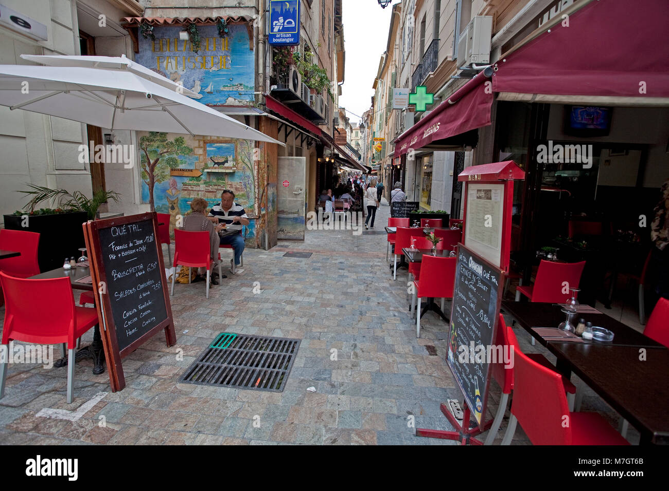 Strada Romantica ristoranti e cafe di strada in città vecchia Le Suquet, Cannes, Costa Azzurra, Francia del Sud, Francia, Europa Foto Stock