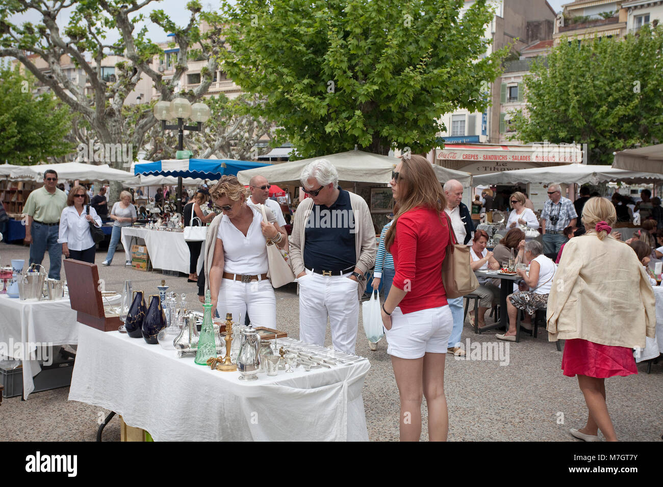 Il mercato delle pulci di Boulevard La Croisette, vicino alla città vecchia Le Suquet, Cannes, Costa Azzurra, Francia del Sud, Francia, Europa Foto Stock