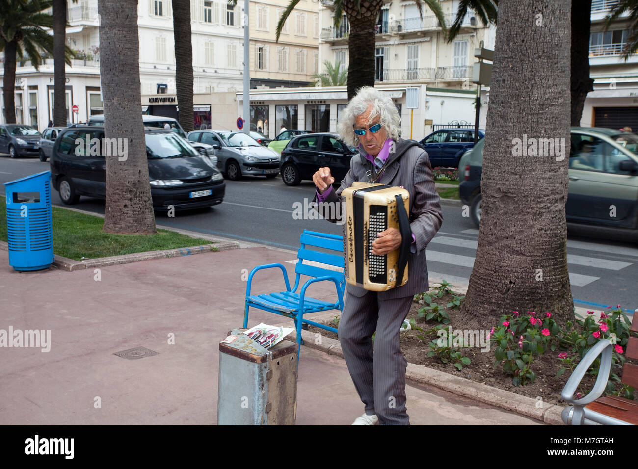 Musicista di strada a Boulevard La Croisette, Cannes, Costa Azzurra, Francia del Sud, Francia, Europa Foto Stock