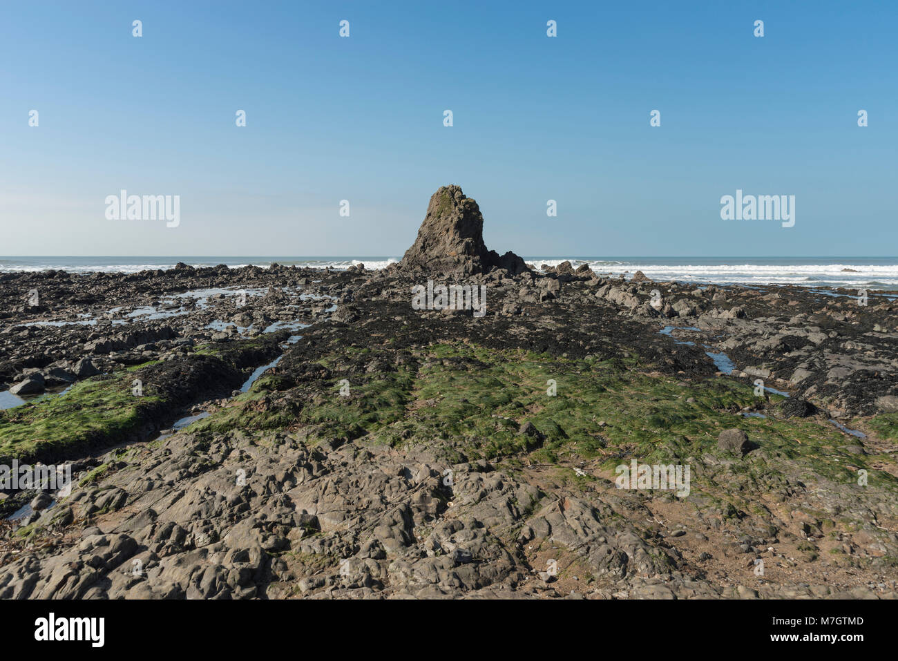 Black Rock e le formazioni rocciose sulla spiaggia a Widemouth Bay North Cornwall Foto Stock